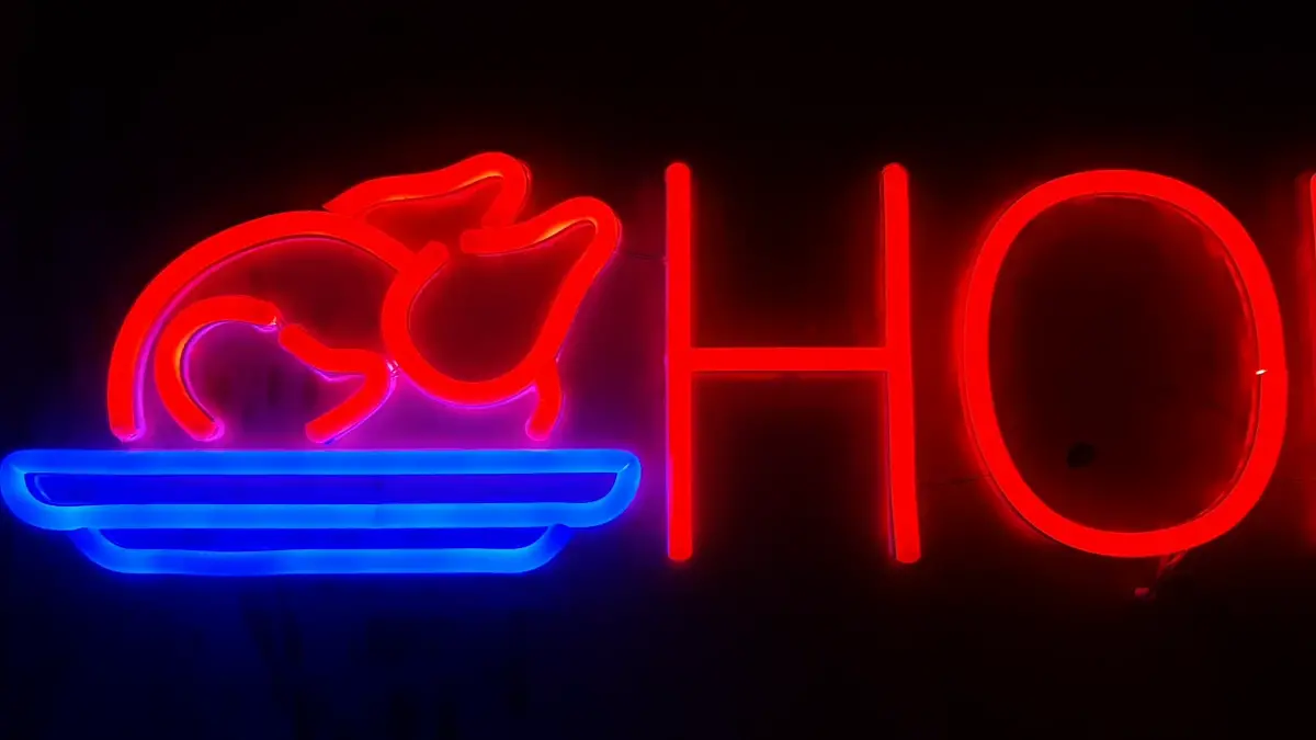 hof네온사인 적색 HOF 문구와 청색 선의 조화